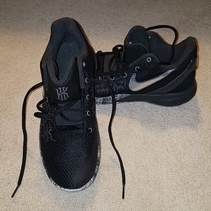 Nike Kyrie Irving Basketball sneakers